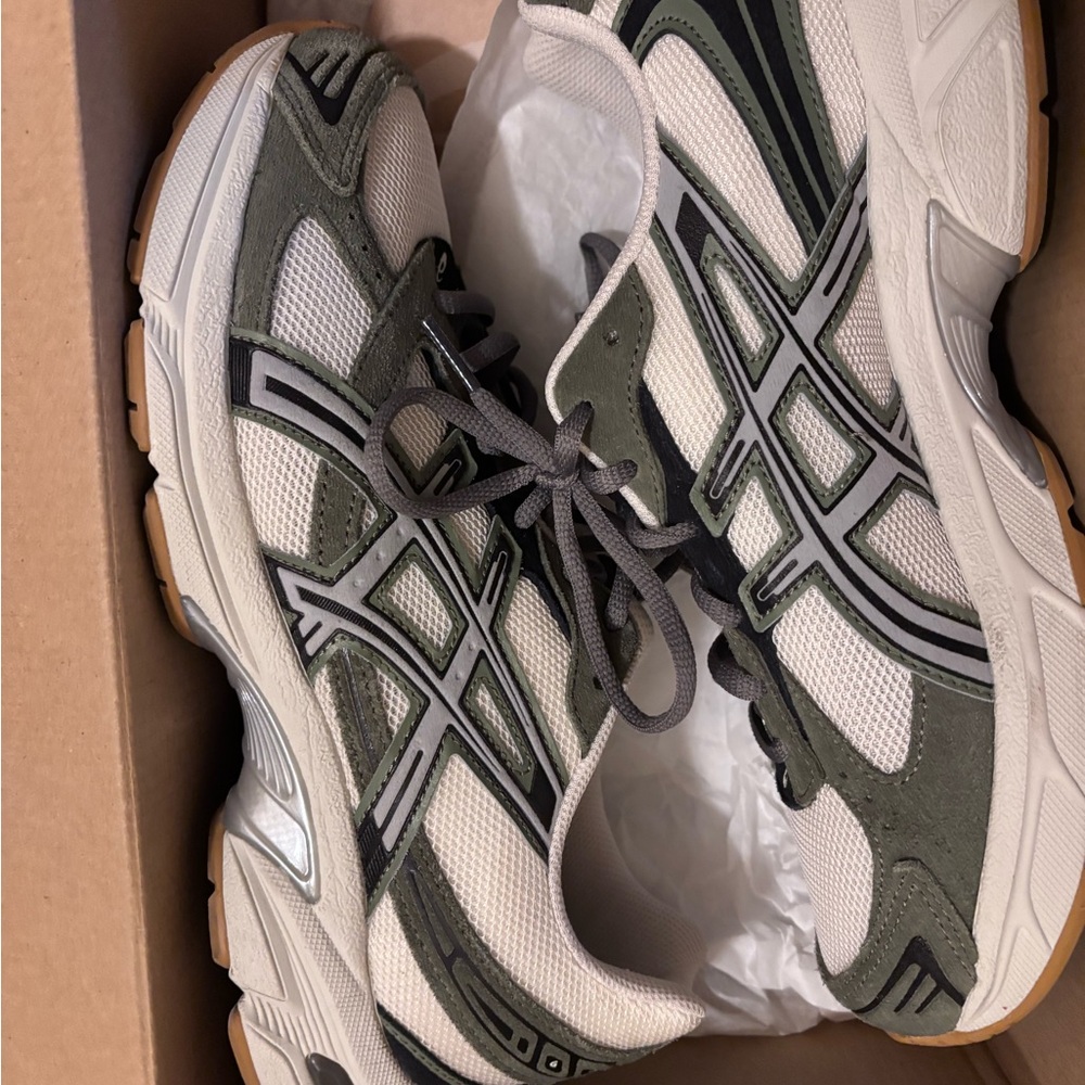 ASICS Men's Gray and White Running Shoes